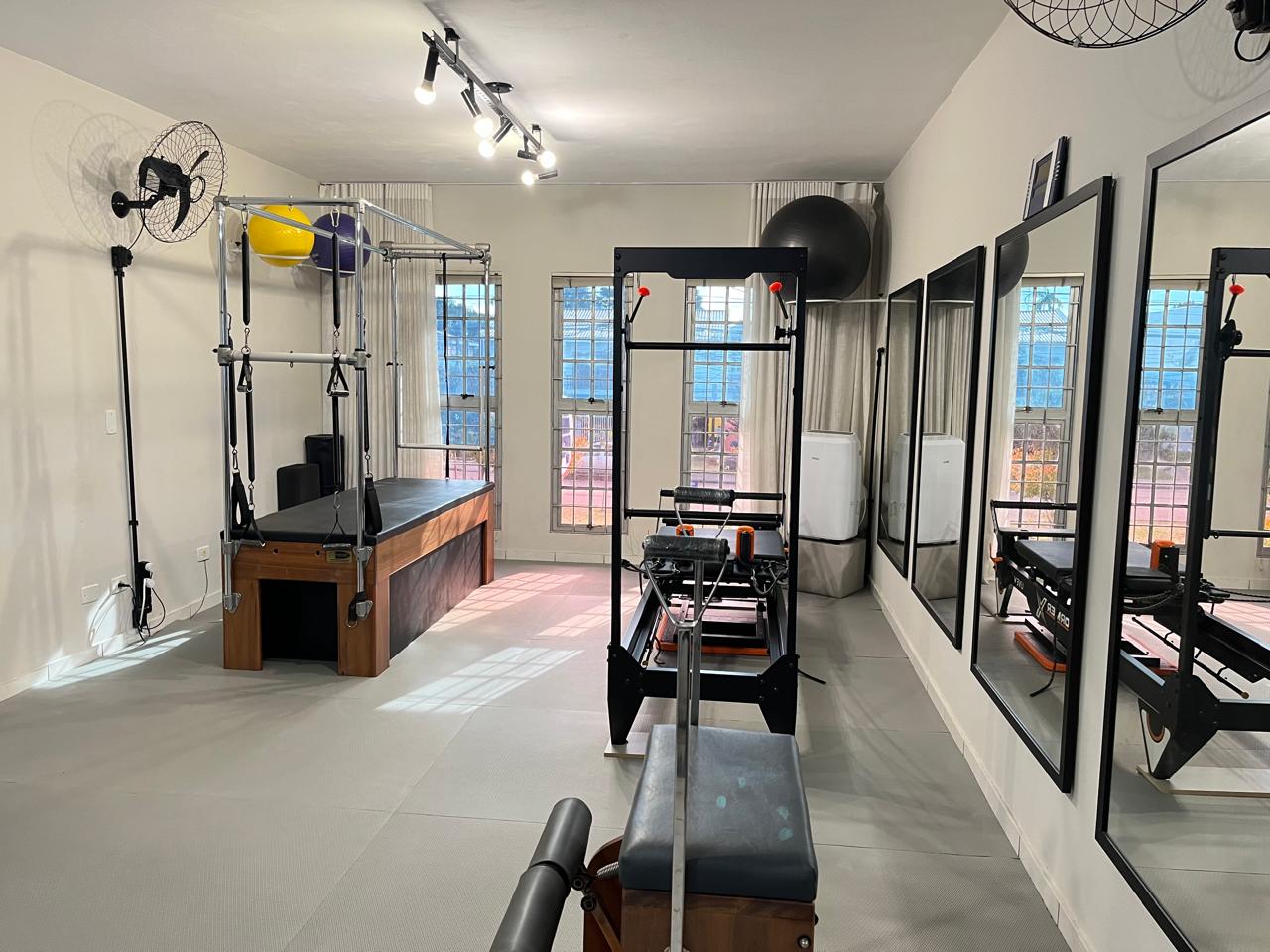 Sala de Pilates com espelhos